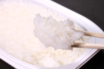 パックご飯を食べる