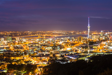 Fototapeta na wymiar ニュージーランド　オークランドのマウント・エデンからの夜景とライトアップされたスカイタワー