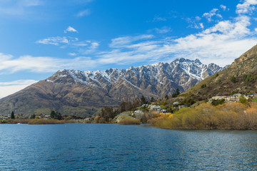 ニュージーランド　クイーンズタウンのワカティプ湖の風景とリマーカブルズ山脈