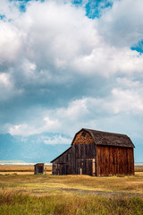 old red barn © Julien