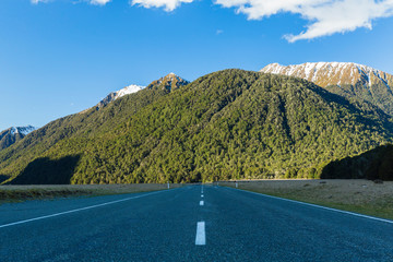 ニュージーランド　フィヨルドランド国立公園の真っ直ぐな道