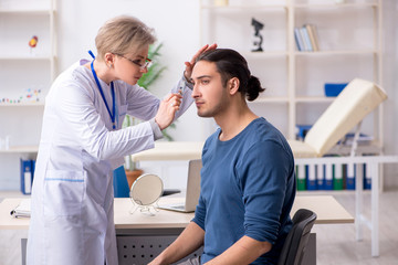 Obraz premium Young patient visiting doctor in hospital