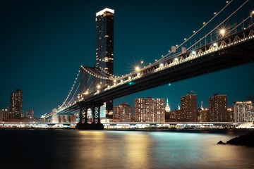 Fototapeta na wymiar CITY NEW YORK BUILDINGS VIEWS STREETS LIGHTS BRIDGE LIGHTS SEA DAWN SUNSET PEOPLE