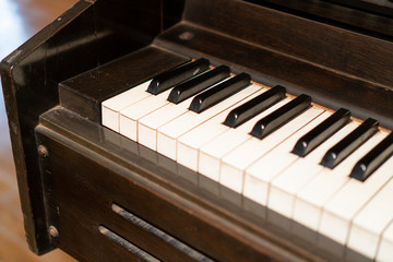 廃校　小学校のピアノ