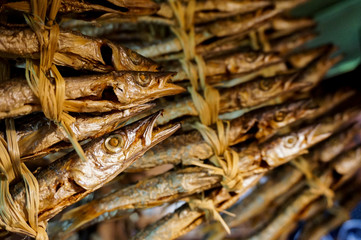 囲炉裏の上で藁で編んで吊るしたカマス煮干し