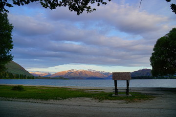 Fototapeta na wymiar A serene and tranquil morning view in the Wanaka lake, Central Otago, New Zealand side 
