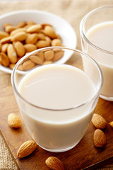 アーモンドミルク