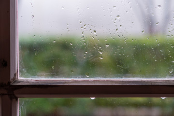 雨の窓辺