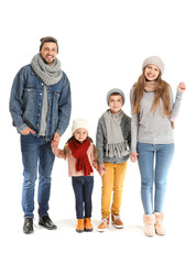 Fototapeta premium Portret szczęśliwej rodziny w jesienne ubrania na białym tle