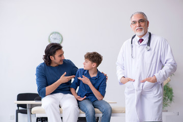 Obraz premium Young boy visiting doctor in hospital