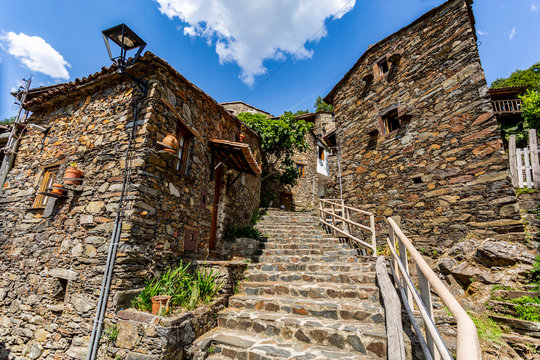 Candal &ndash; Nestled Among the Mountains