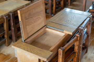 廃校　小学校のオープン机