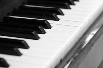 Naklejka premium The keys of an old piano close up. Musical background black and white