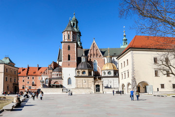Obraz premium KRAKOW, POLAND - FEBRUARY 27, 2017: Tourist visiting The Wawel Royal Castle