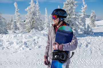 Fototapeta na wymiar Young snowboarder riding in the mountains on a snowboard.