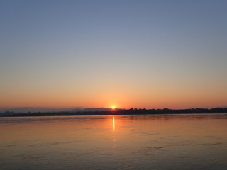 国境のメコン川の日の出