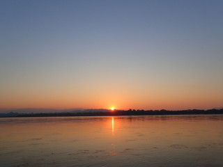 国境のメコン川の日の出