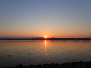 Fototapeta na wymiar 国境のメコン川の日の出