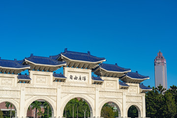 Obraz premium The main gate of National Taiwan Democracy Memorial Hall ( National Chiang Kai-shek Memorial Hall ), Text in Chinese on the archways is 
