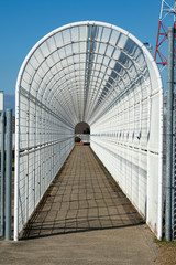 高圧送電線直下の歩道フェンストンネル
