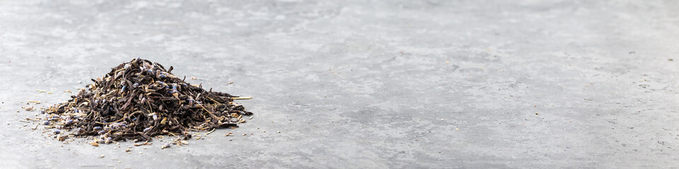 Black, large-leaf tea with lavender flowers