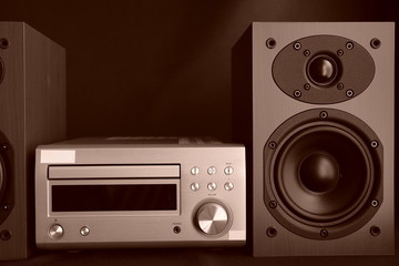 Fototapeta premium コンポ ステレオ スピーカー 木目調 黒背景 黒バック セピア