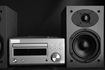 コンポ　ステレオ　スピーカー　木目調　黒背景　黒バック　モノクロ　白黒