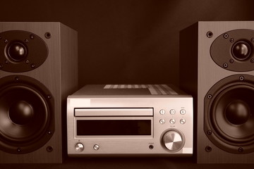 コンポ　ステレオ　スピーカー　木目調　黒背景　黒バック　セピア