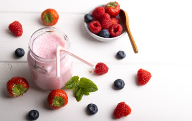 This smoothie with strawberries,blackberries and cranberries, allow us to benefit from the antioxidant properties of the red fruits who are rich in vitamins.