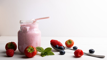 This smoothie with strawberries,blackberries and cranberries, allow us to benefit from the antioxidant properties of the red fruits who are rich in vitamins.
