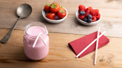This smoothie with strawberries,blackberries and cranberries, allow us to benefit from the antioxidant properties of the red fruits who are rich in vitamins.