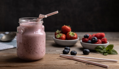 This smoothie with strawberries,blackberries and cranberries, allow us to benefit from the antioxidant properties of the red fruits who are rich in vitamins.