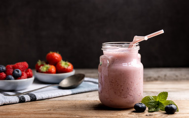This smoothie with strawberries,blackberries and cranberries, allow us to benefit from the antioxidant properties of the red fruits who are rich in vitamins.