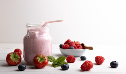 This smoothie with strawberries,blackberries and cranberries, allow us to benefit from the antioxidant properties of the red fruits who are rich in vitamins.