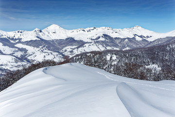 Fototapeta na wymiar Panoramique de la chaine des monts du cantal sous la neige