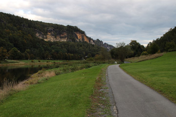 Ein Fahrradweg an der Elbe