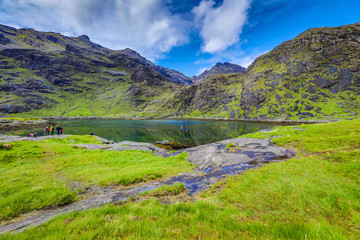 Fototapeta na wymiar Traveler against beautiful Scotland nature.