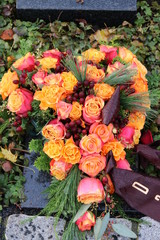 Ein Herz aus Blumen nach Beerdigung auf dem Friedhof 