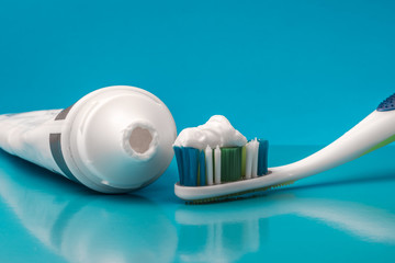 Toothpaste and toothbrush with reflection