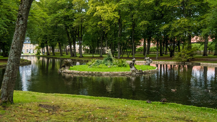 Obraz premium Lake that crosses the Baygard Hofgarten