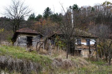 Obraz premium an old ruined, abandoned village house