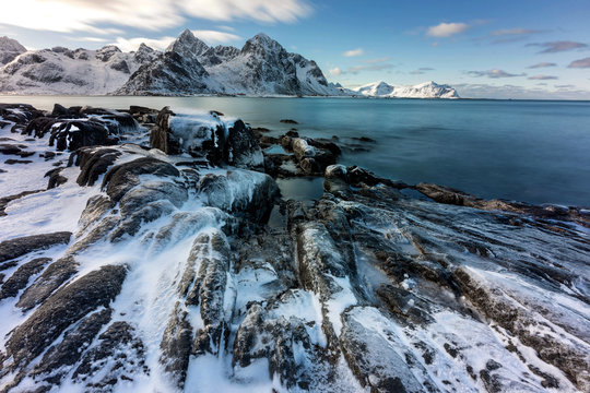 Vereiste Küste in Vareid auf den Lofoten, Norwegen