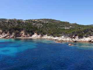 il mare blu all'isola de la maddalena in sardegna, italia