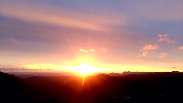 time lapse con hermoso cielo rojo y nubes en  mallorca 