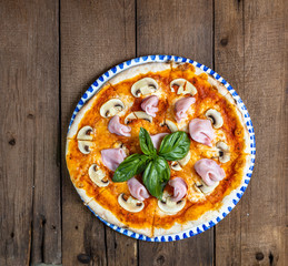 ham, tomato and mushroom pizza