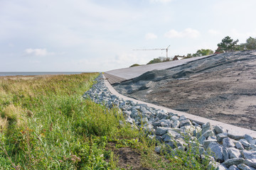 Baustelle für einen neuen Deich am Meer