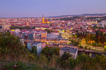 Obraz premium Aussicht über Cluj-Napoca von Tag zu Nacht