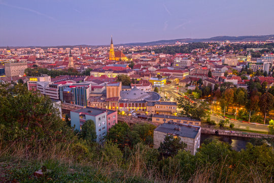 Aussicht über Cluj-Napoca von Tag zu Nacht