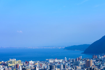 Obraz premium 湯の街別府市街と別府湾の眺め（大分県）