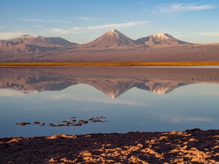 Reflets de montagnes dans l'eau dans le désert d'Atacama